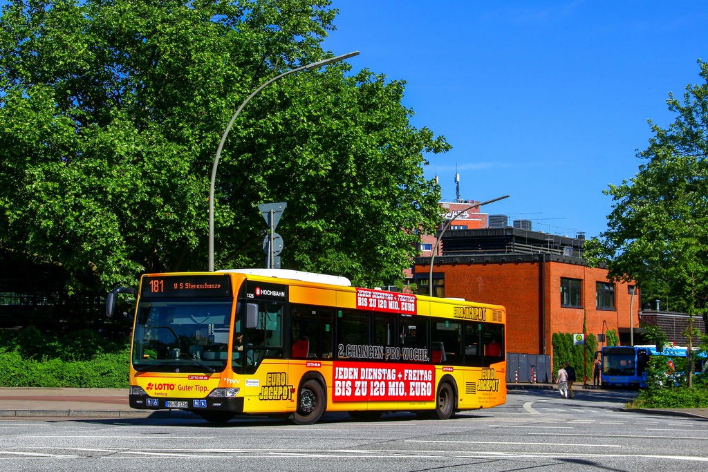Ein Bild, das Text, Baum, drau�en, Bus enth�lt.

Automatisch generierte Beschreibung