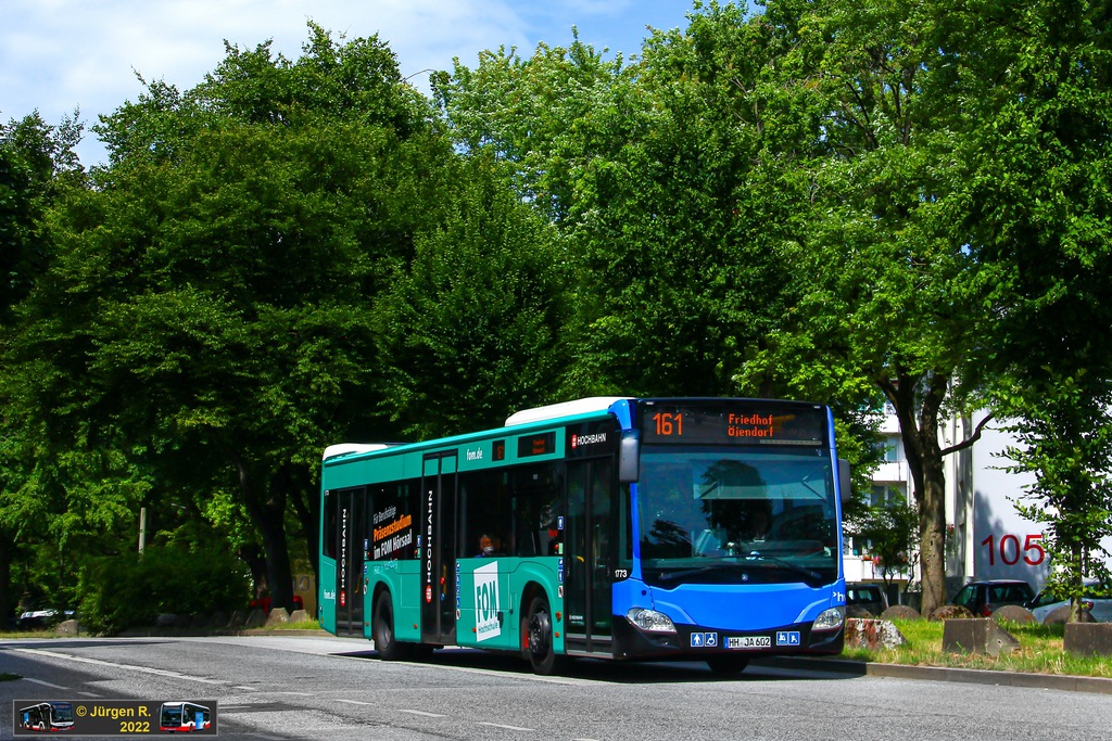 Ein Bild, das Baum, drau�en, Stra�e, Bus enth�lt.

Automatisch generierte Beschreibung