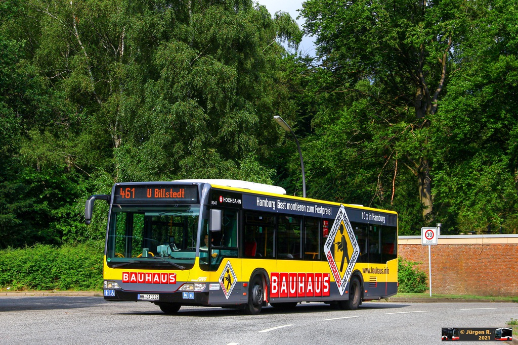 Ein Bild, das Baum, drau�en, Stra�e, Bus enth�lt.

Automatisch generierte Beschreibung