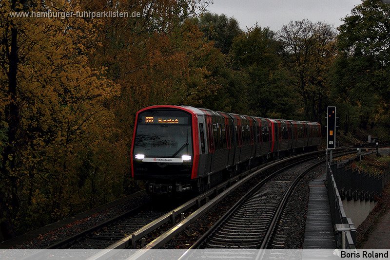 304-17,HHA,BR.jpg - Die DT 5 304 und 306 bei der zweiten Runde ihrer Jungfernfahrt mit Fahrgaesten, einfahrend in die Haltestelle Uhlandstrasse.